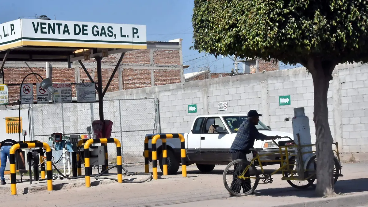 GASERAS. PIPAS Y TANQUES.- Ricardo Sanchez.- El Sol de Irapuato (2)