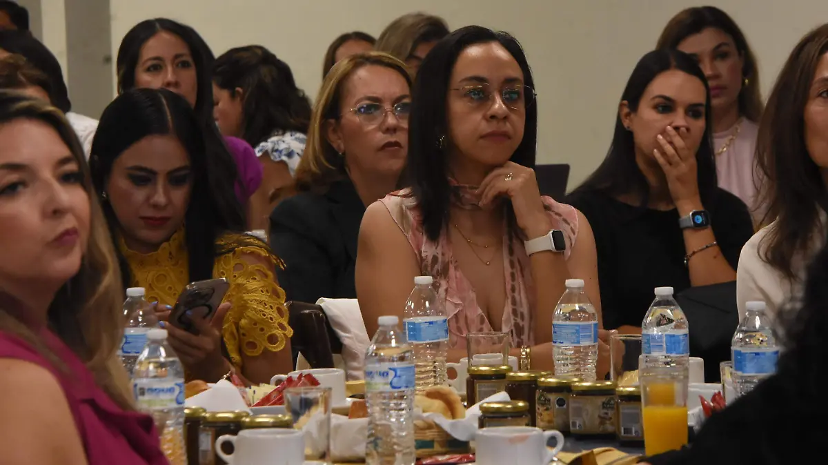 “El liderazgo femenino ya no es una posibilidad, es una necesidad”: toman protesta mujeres líderes de Guanajuato