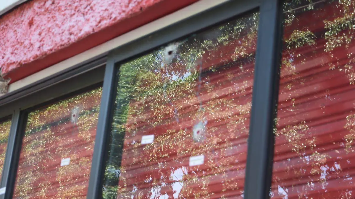 Disparan contra fachada de un negocio en Irapuato; detiene Policía Municipal a dos