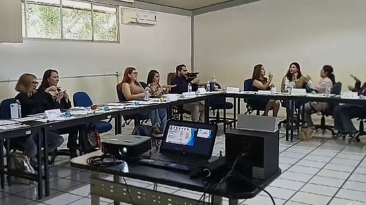 Rompen barreras de comunicación: capacita el IECA a población en Lengua de Señas Mexicana