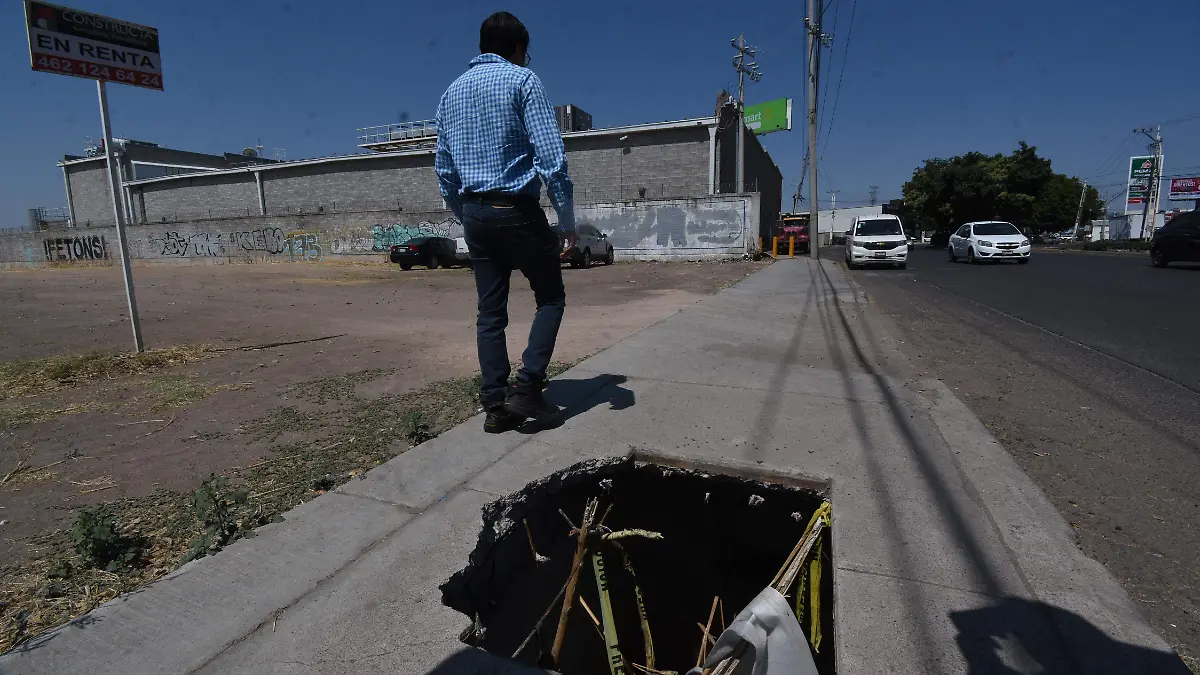 Un gran peligro en bamnquetas de bulevara villas, Jesus Gutierrez El Sol de Irapuato (1)