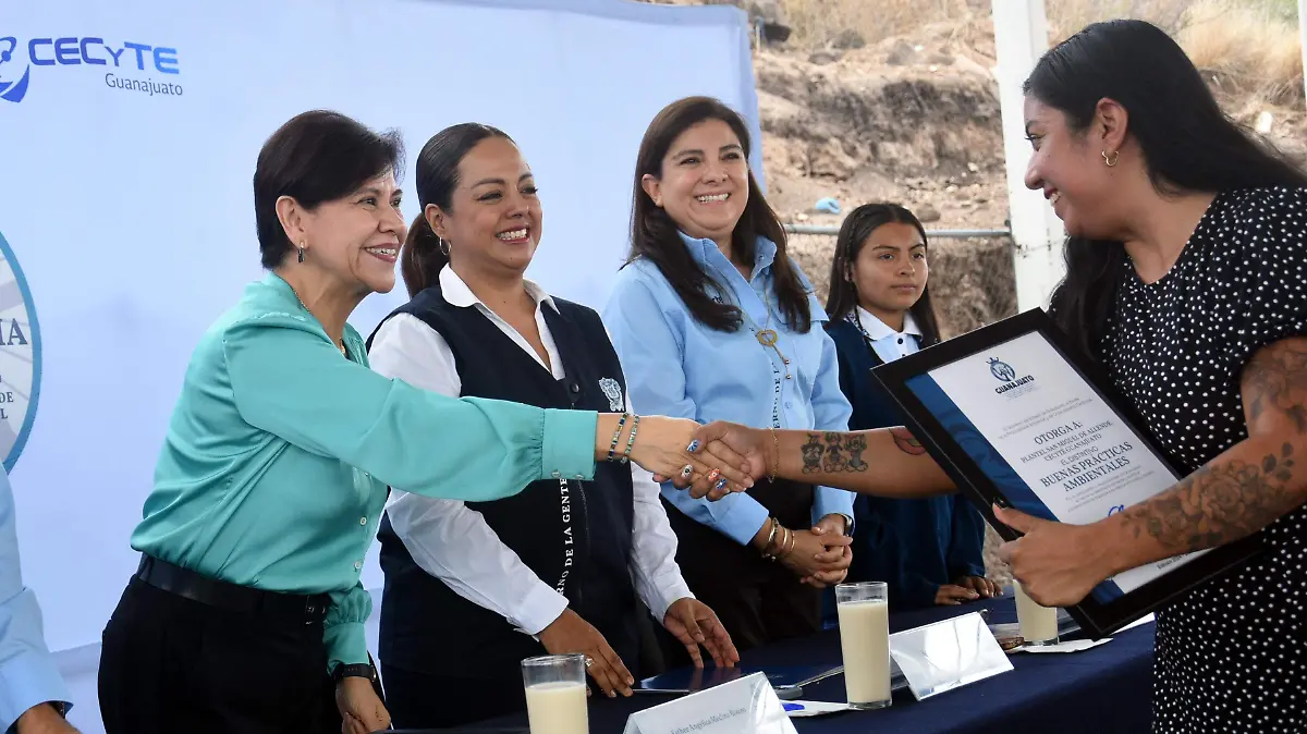 Firma cecyte Jesus Gutierrez El Sol de Irapuato (2)