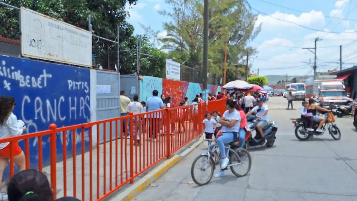 Padres-exigen-reparación-de-bardas-en-primarias