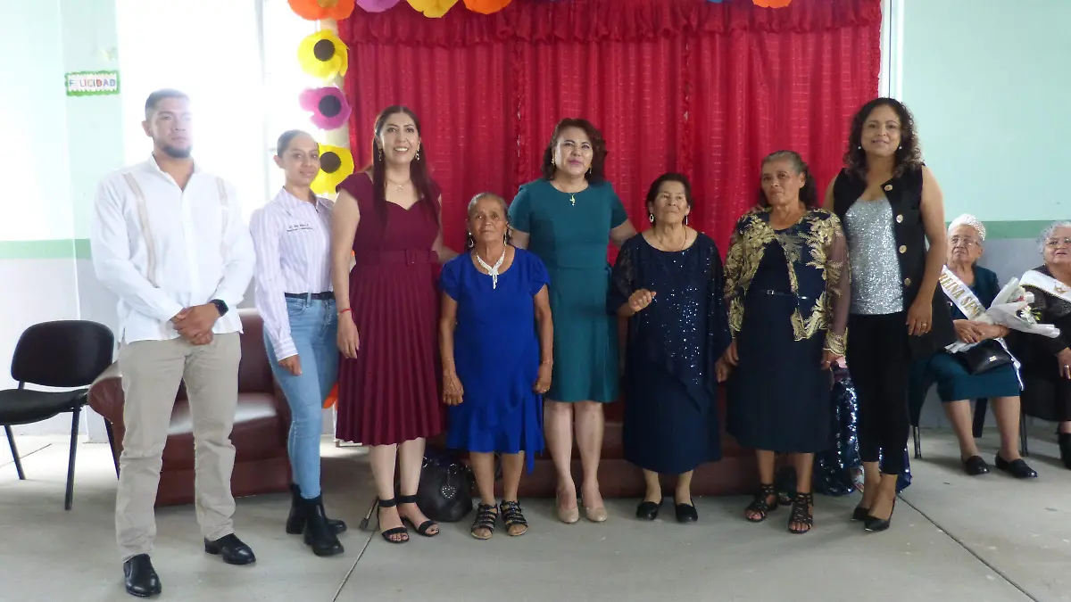 Con las tres canditadas.