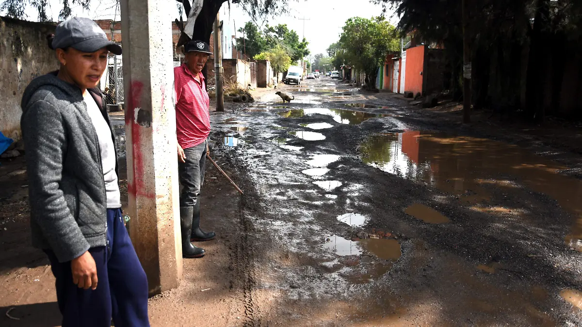 Vecinos de la Av, Guanajuato piden a autoridades le emparejen minimo la avenida, Jesus Gtz el Sol de Irapuato (1)