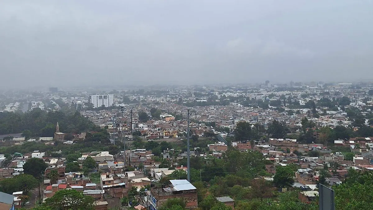 Amanece-Irapuato-con-un-día-lluvioso