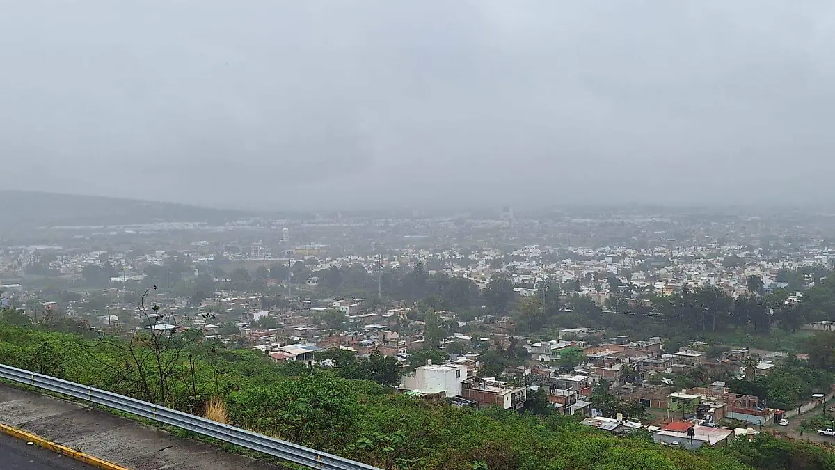 Amanece-Irapuato-con-un-día-lluvioso
