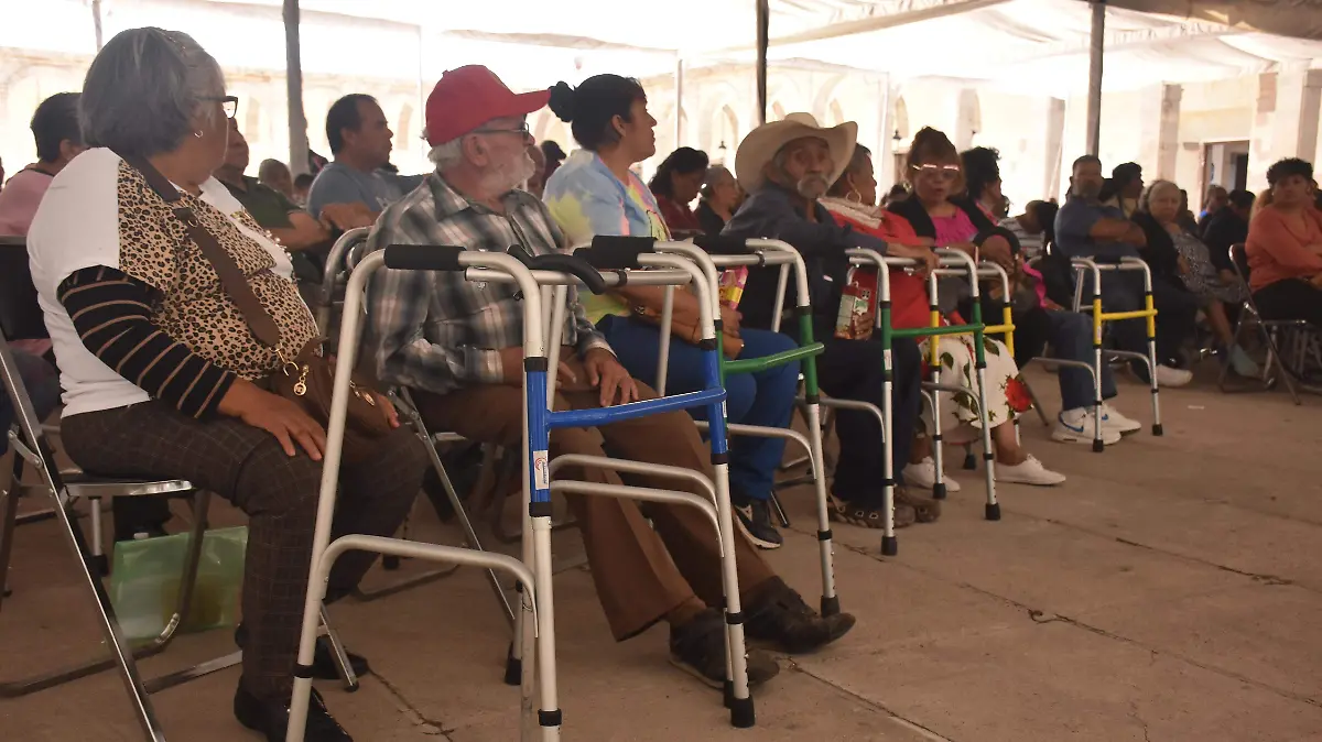 Otorga-DIF-Irapuato-985-apoyos-a-personas-mayores-y-con-discapacidad 