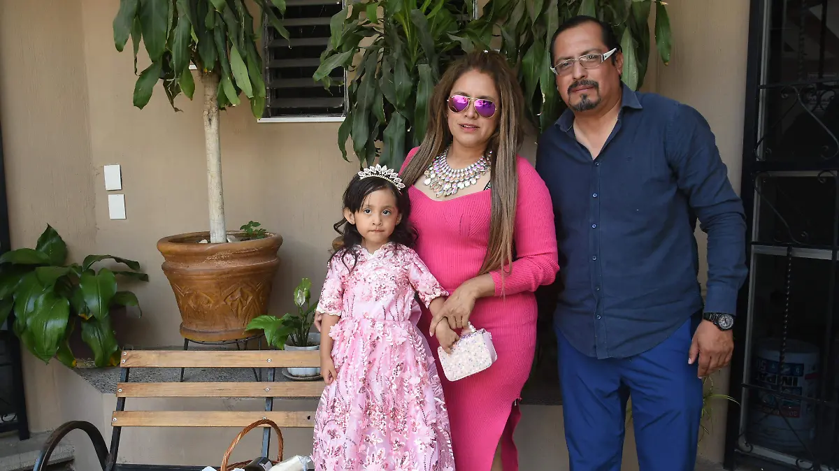 Ariadna-Leycegui-Ayala-es-presentada-al-templo-al-cumplir-3-años-de-vida