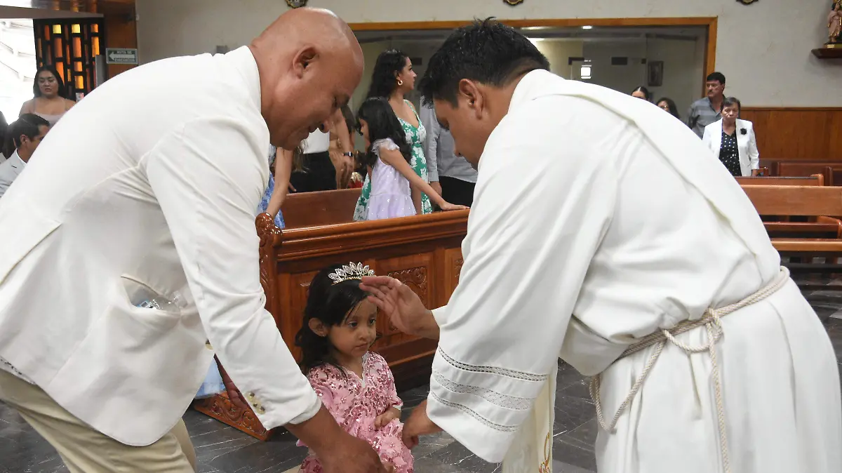 Ariadna-Leycegui-Ayala-es-presentada-al-templo-al-cumplir-3-años-de-vida