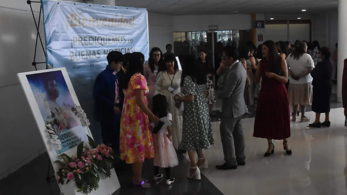 Las-y-los-asistentes