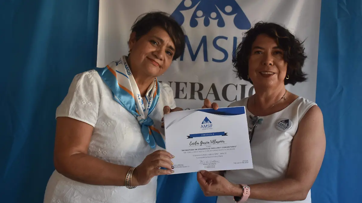 AMSIF-entrega-certificados-a-graduadas