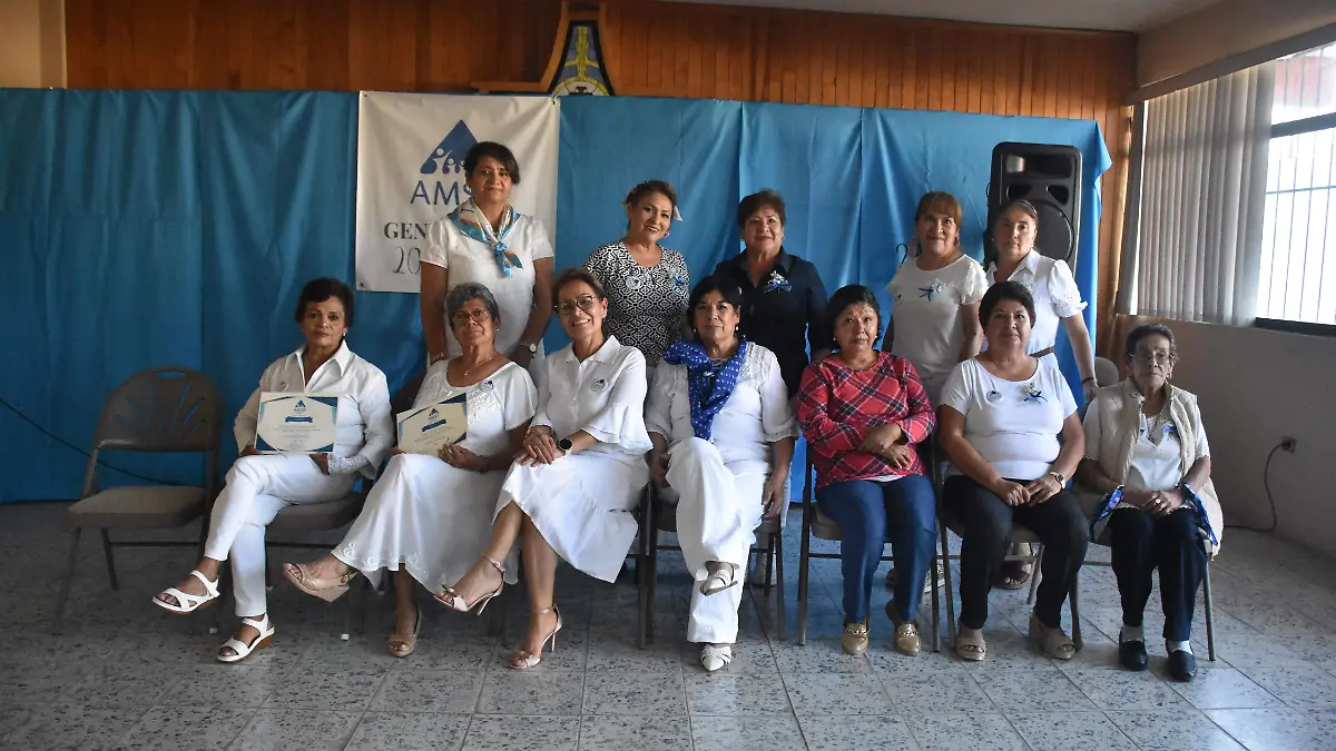 AMSIF-entrega-certificados-a-graduadas