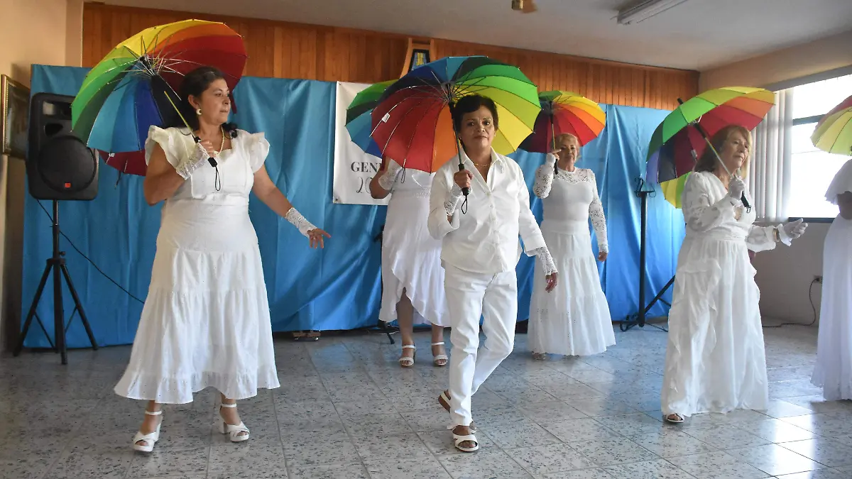 AMSIF-entrega-certificados-a-graduadas