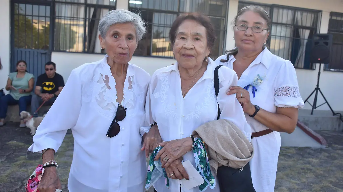 AMSIF-entrega-certificados-a-graduadas