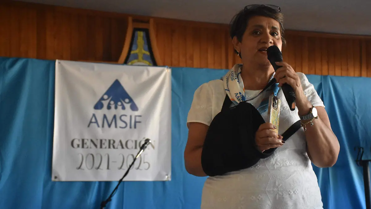 AMSIF-entrega-certificados-a-graduadas