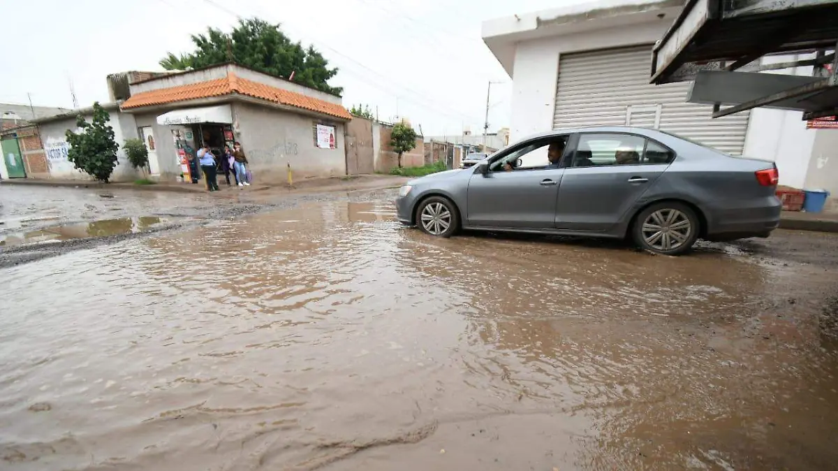 Denuncian-habitantes-de-la-colonia-8-de-Junio-baches 