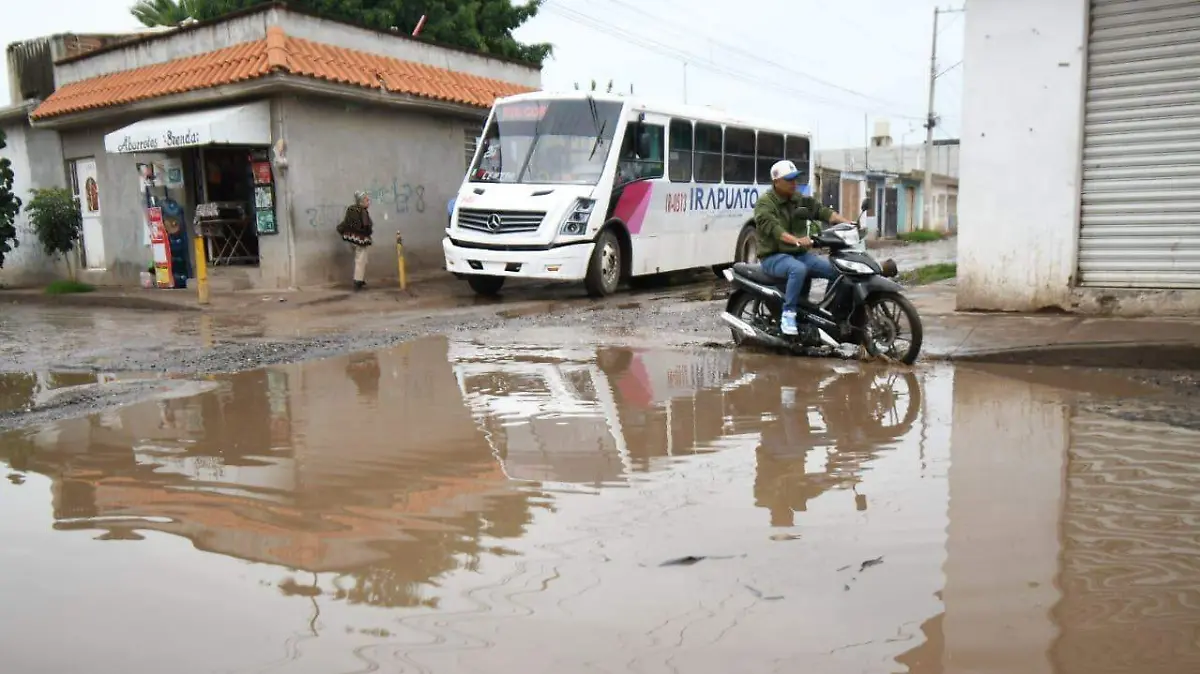 Denuncian-habitantes-de-la-colonia-8-de-Junio-baches 