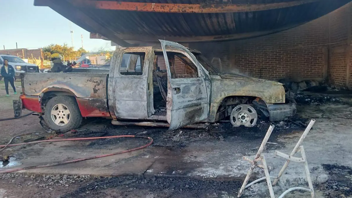 Resultan-afectados-vehículos-por-el-incendio