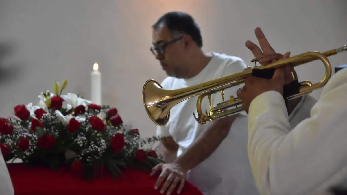 Despiden-con-música-y-cariño-a-Amalia-Macías