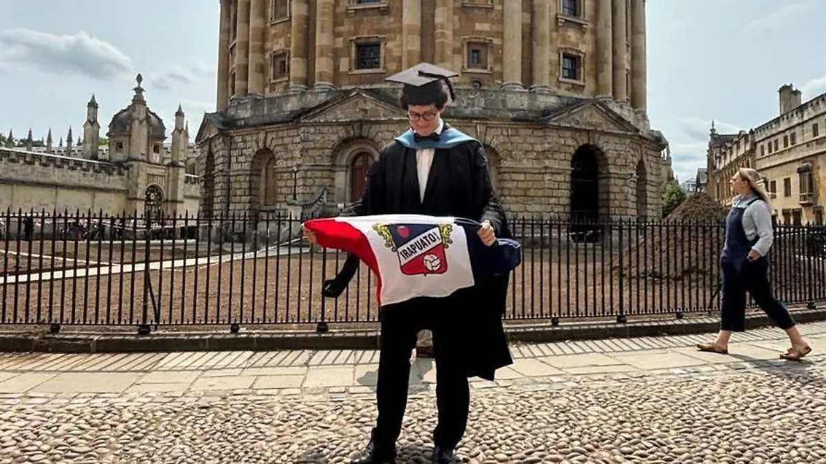 Fresero-ondea-bandera-de-la-Trinca-en-Oxford