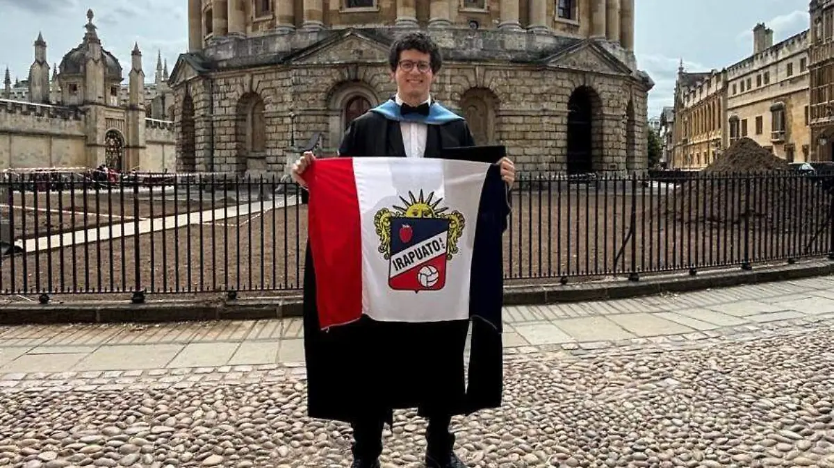 Fresero-ondea-bandera-de-la-Trinca-en-Oxford