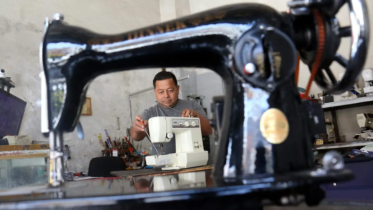 Adan vela compone maquinas de coser, Jesus Gutierrez El Sol de Irapuato (7)