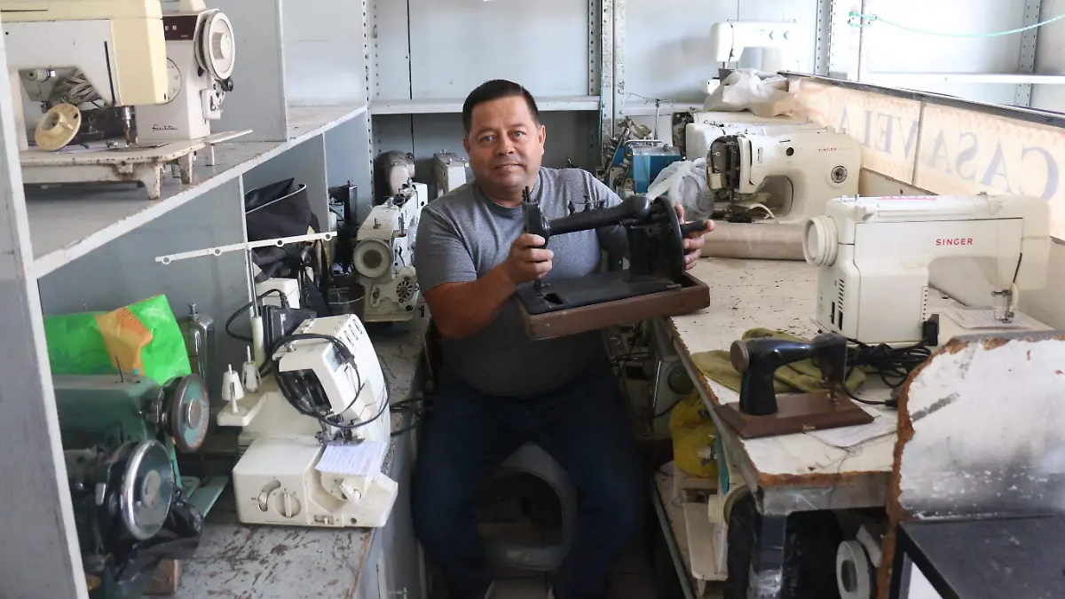 Adán-Vela-compone-máquinas-de-coser