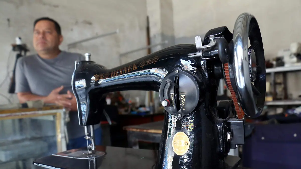 Adán-Vela-compone-máquinas-de-coser