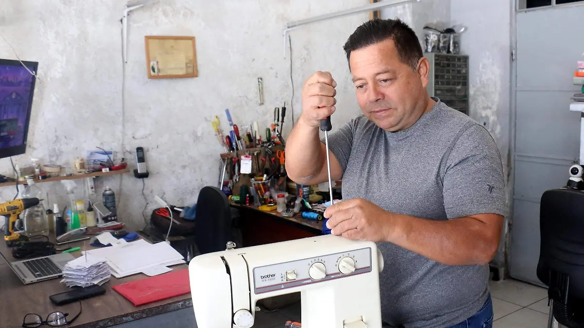 Adán-Vela-compone-máquinas-de-coser