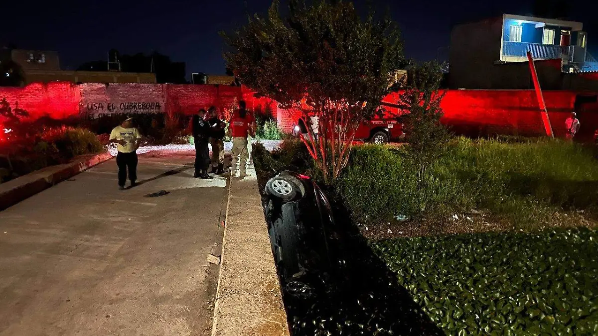 Cae automovilista al canal en colonia Los Pinos en Irapuato (2)