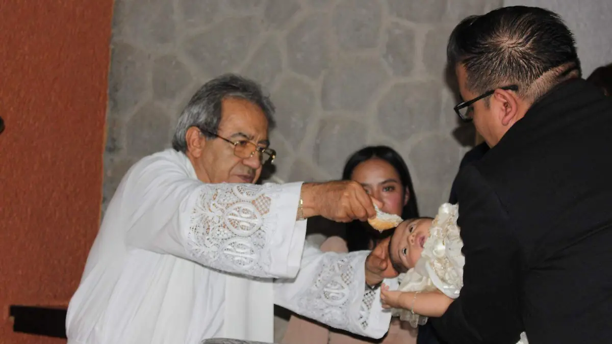 Recibe-sacramento-del-bautizo