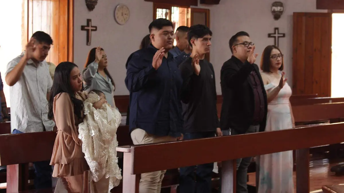 Recibe-sacramento-del-bautizo