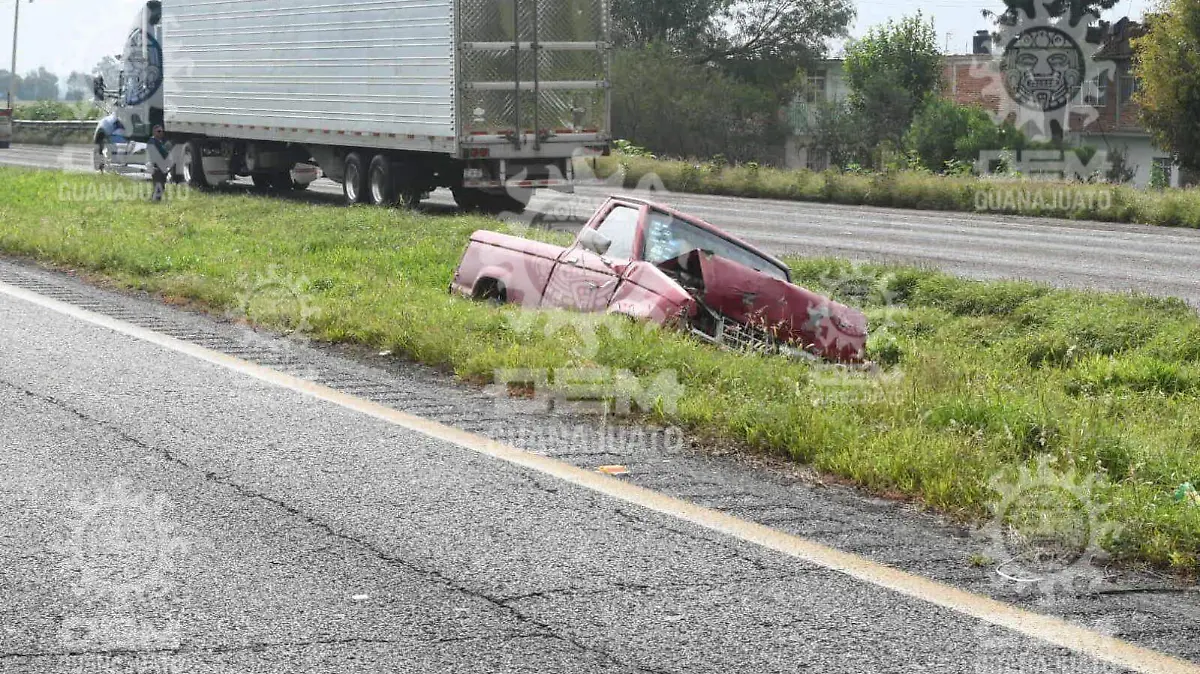 Embiste-tráiler-a-dos-camionetas