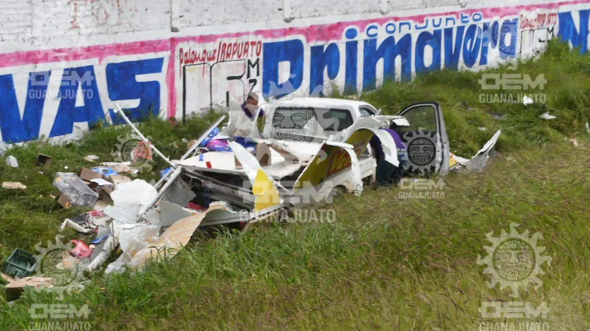 Embiste-tráiler-a-dos-camionetas