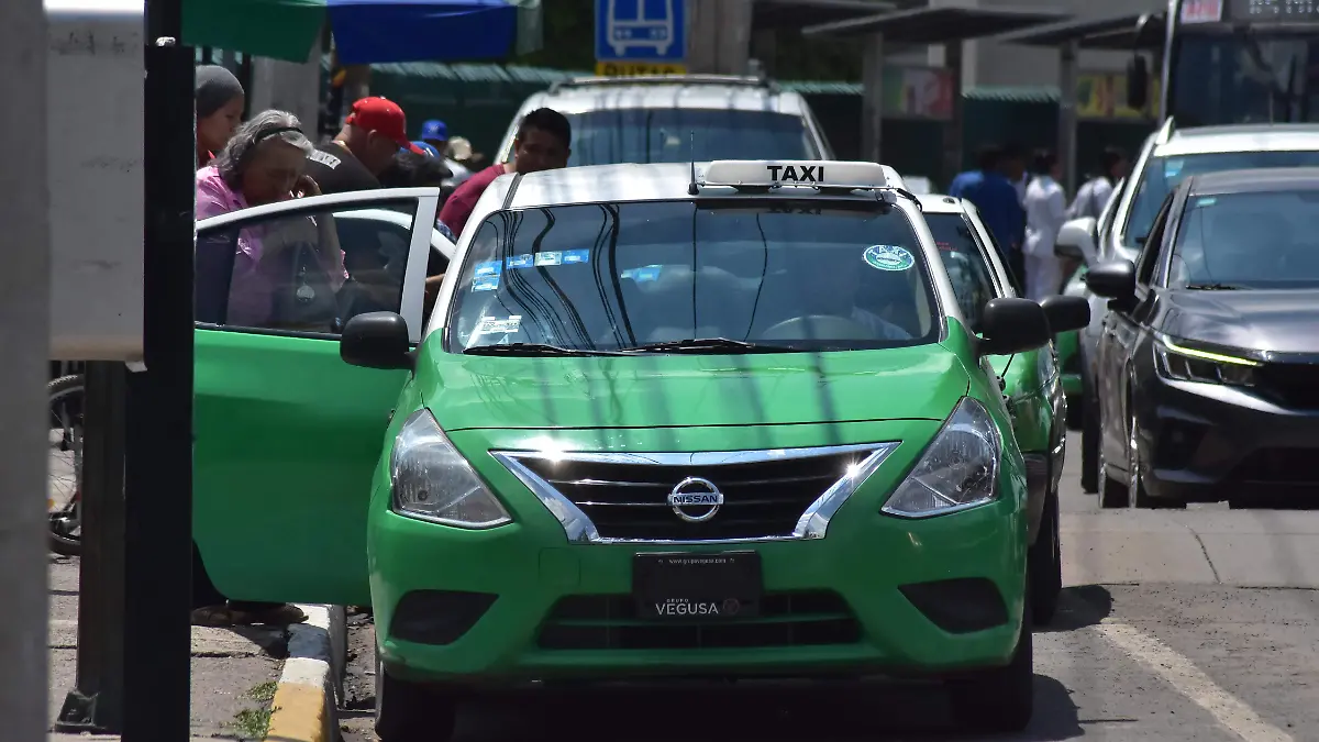 Reubican-taxis-del-IMSS