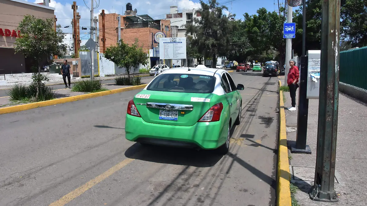 Reubican-taxis-afeura-del-IMSS