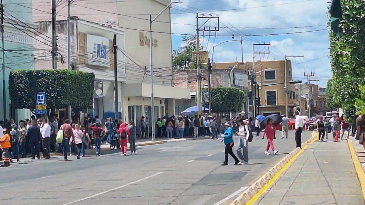 Personas-evacuan-establecimientos 