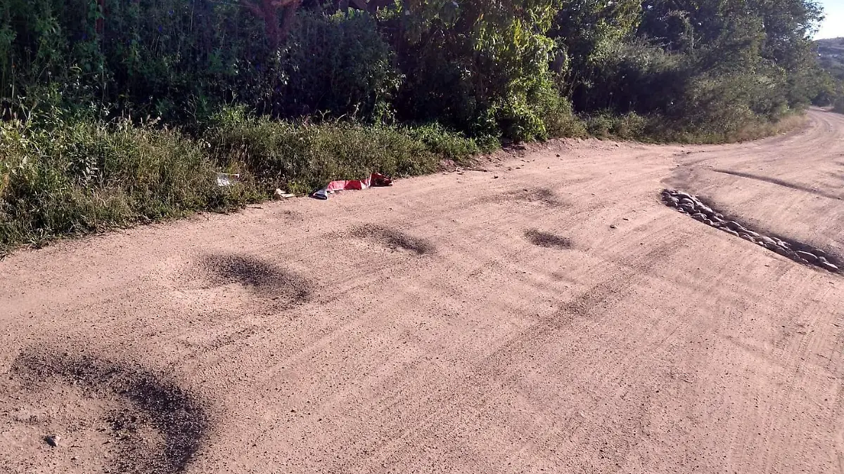 Piden apoyo para arreglar sus caminos