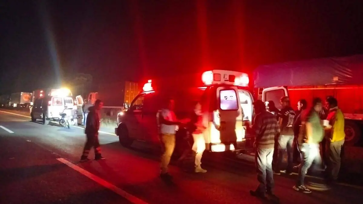 Manifestación campesina en Pénjamo: bloqueo carretero continúa; asociaciones y rescatistas llevan apoyo a familias varadas en la carretera