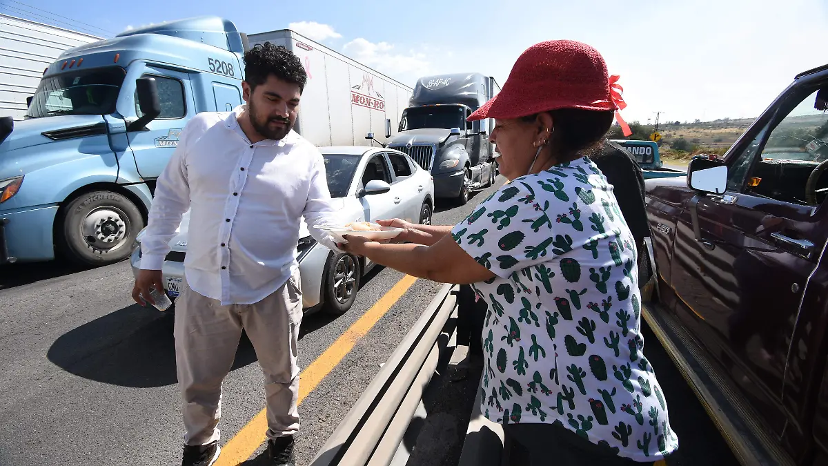 Incluso-a-personas-varadas-les-ofrecieron-alimentos