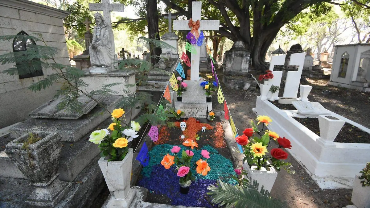 Floridos-adornos-hay-en-cada-tumba