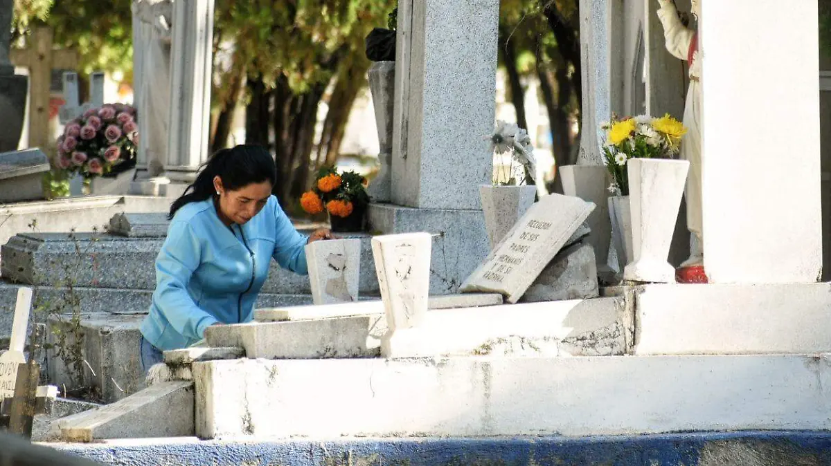 Miles-visitan-las-tumbas-de-sus-difuntos 