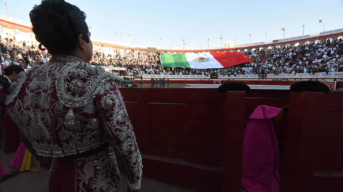 Una gran bandera se desplegó durante los honores