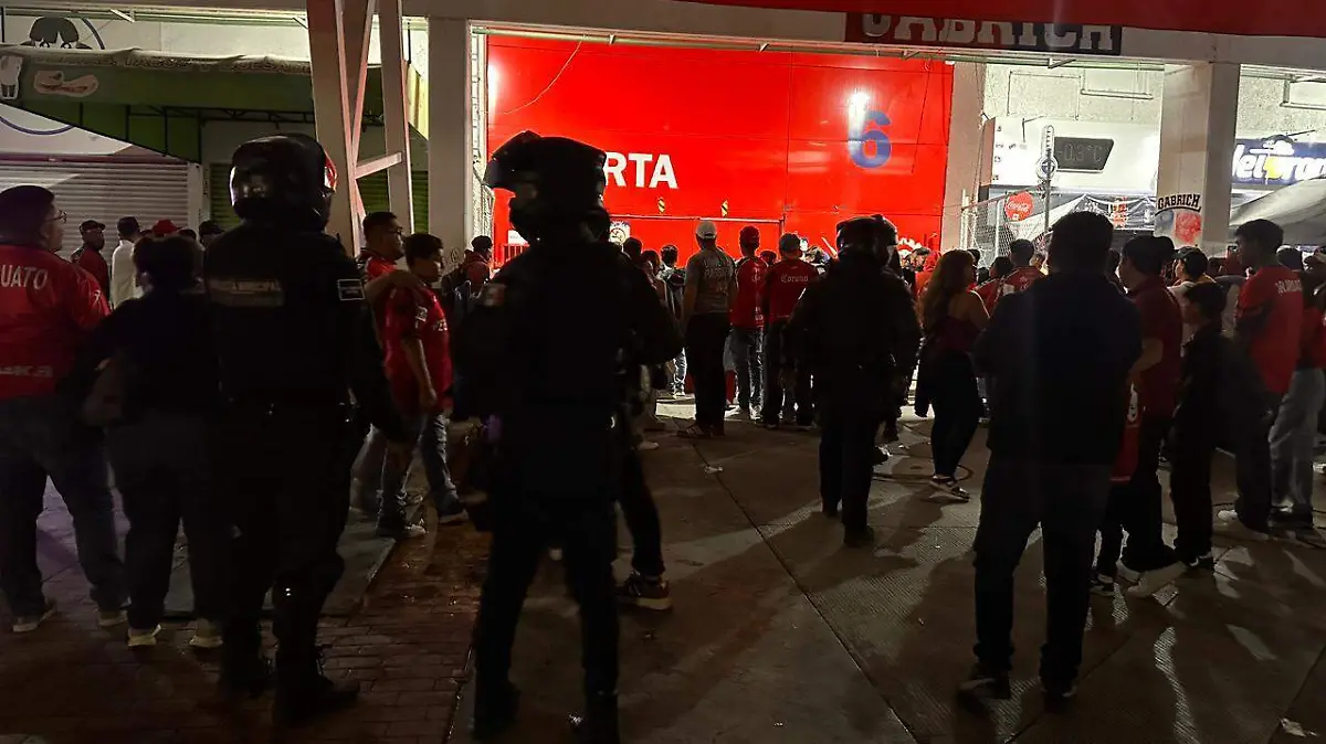 El enojo de los aficionados escaló hasta los insultos,