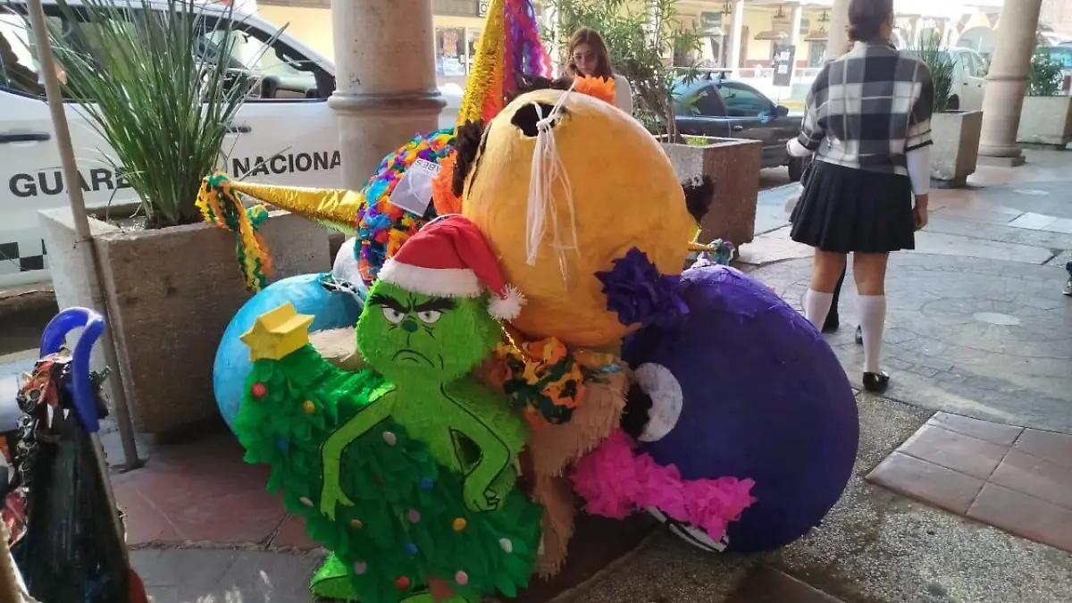 Fabricación de piñatas tradicionales
