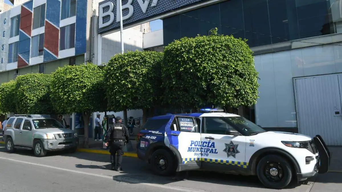 acompañamiento policial para retirar aguinaldos en Irapuato