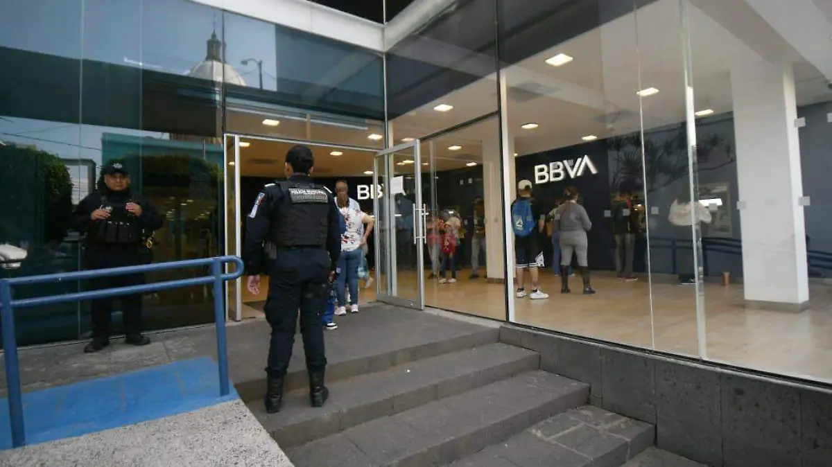 acompañamiento policial para retirar aguinaldos en Irapuato