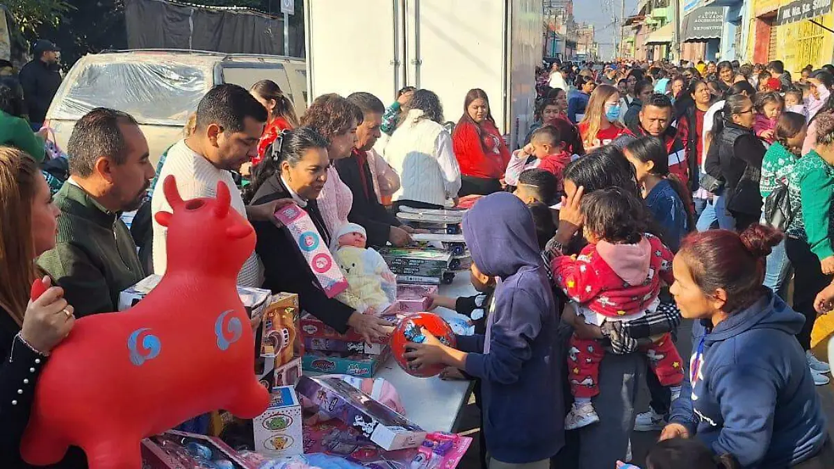 HUANIMARO Entrega de juguetes (1)