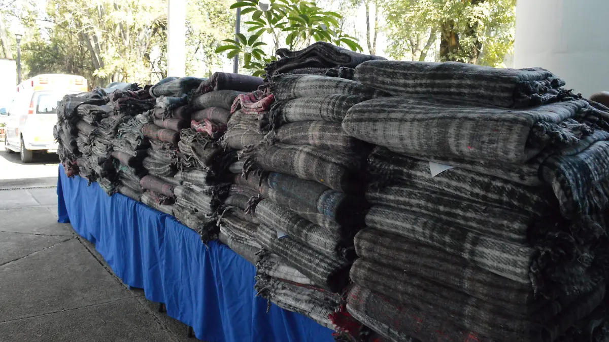 VALERIA, JUGUETES Y COBIJAS.- RICARDO SANCHEZ.- EL SOL D (6)